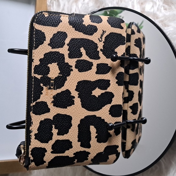 Coach Corner NWTs Zip Wristlet Wallet With Leopard Print - Picture 6 of 8